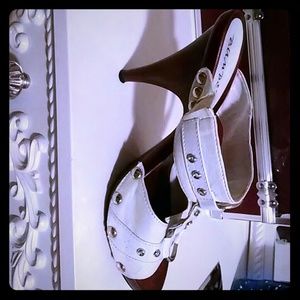 I am selling a pair of high heels